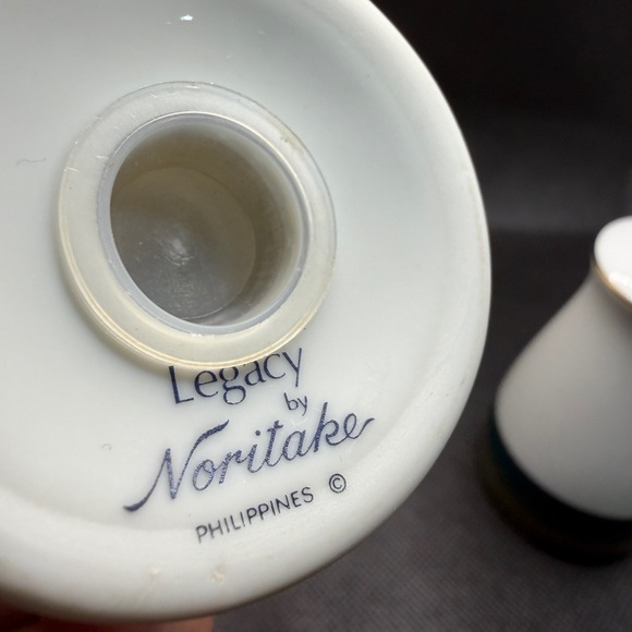Vintage Noritake Legacy Salt & Pepper Shakers Green Gold Trim Japan - Picture 3 of 8